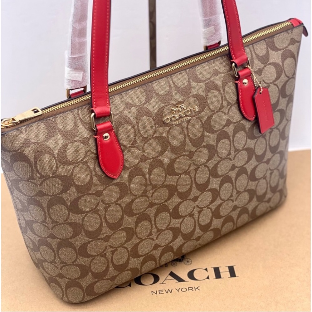 Coach Gallery Tote In
Signature Canvas
$178 $378 - Picture 6 of 14
